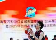 华体会官网入口-一场比赛中球员们积极拼抢每一个篮板
