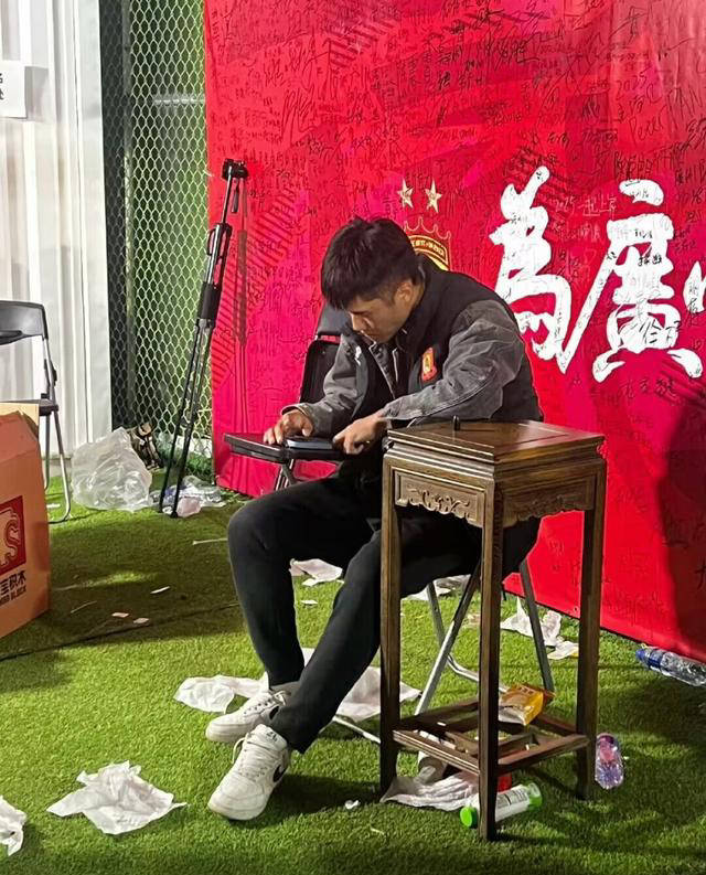 中超球员技艺高超，球迷沉浸在精彩表演中的简单介绍