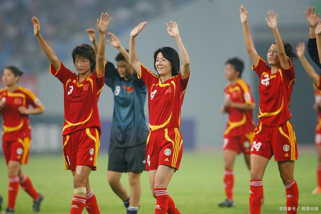 国际女足比赛中，中国队选手展现出色技艺