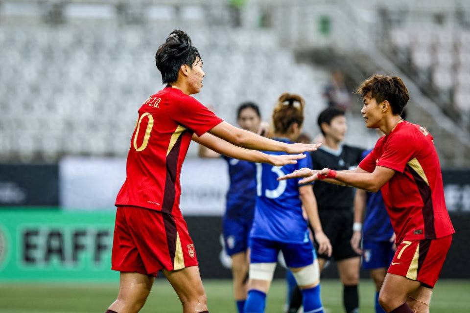 体坛午爆｜东亚杯中国女足今战日本，亚洲杯中国女篮今战新