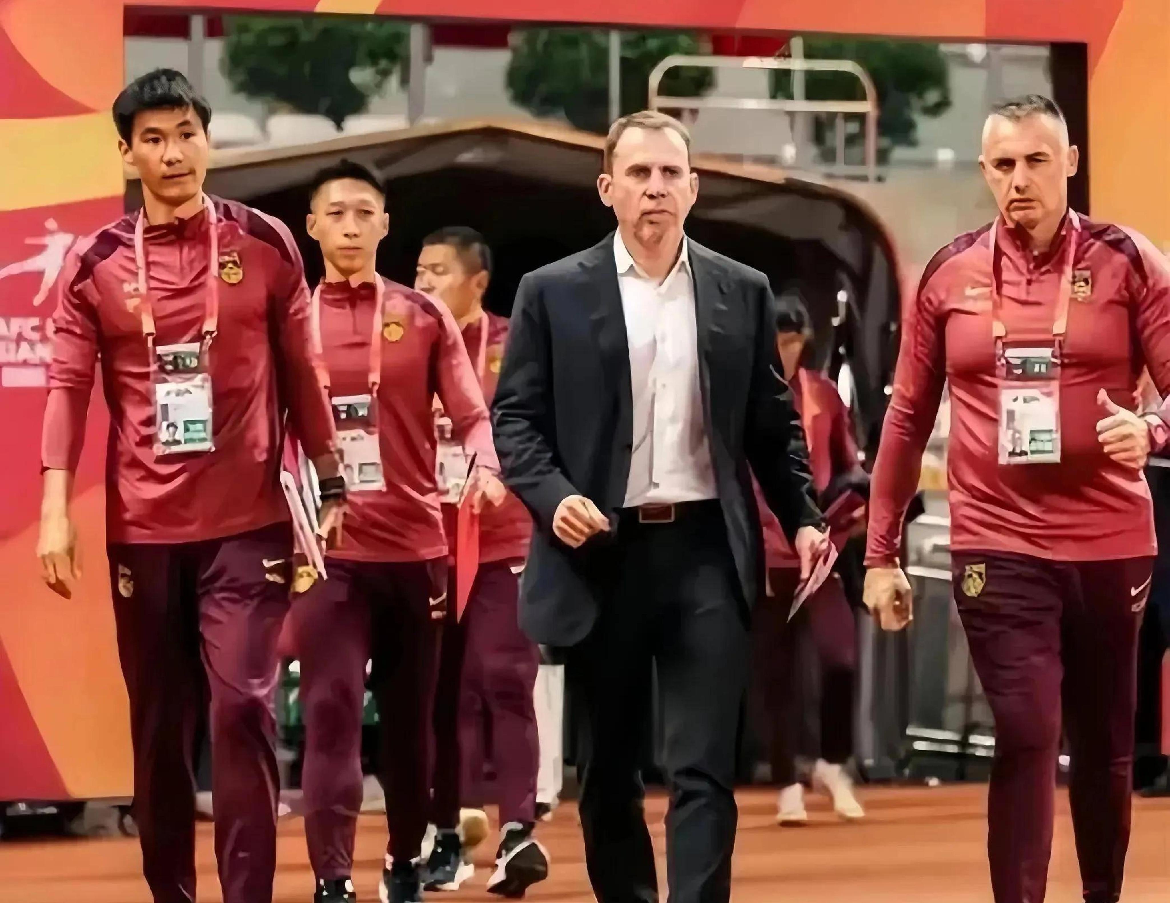 国足收集大名单球员护照，久尔杰维奇待命，备战新挑战的简单介绍