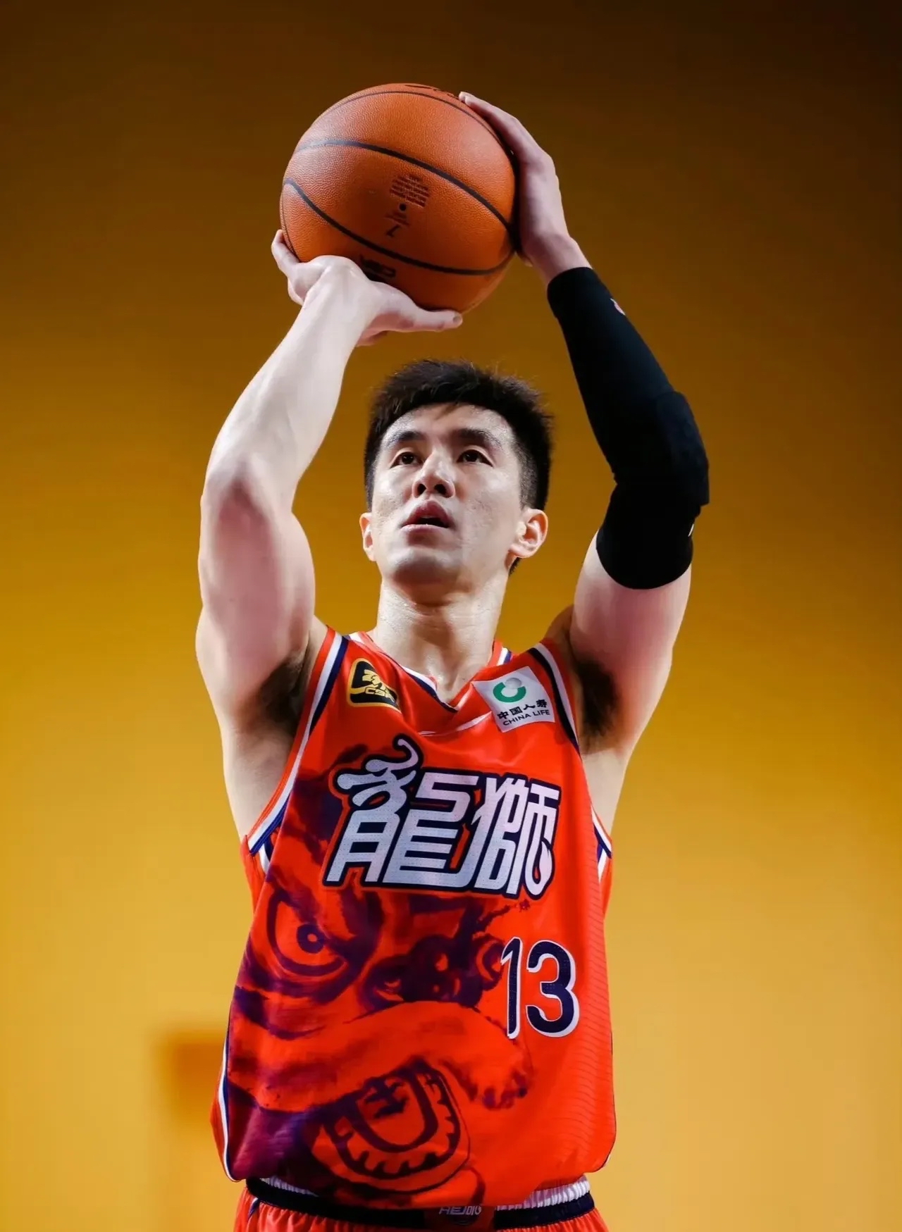 周琦15+9首钢胜深圳郭艾伦40分广州不敌北控(周琦vs郭艾伦)