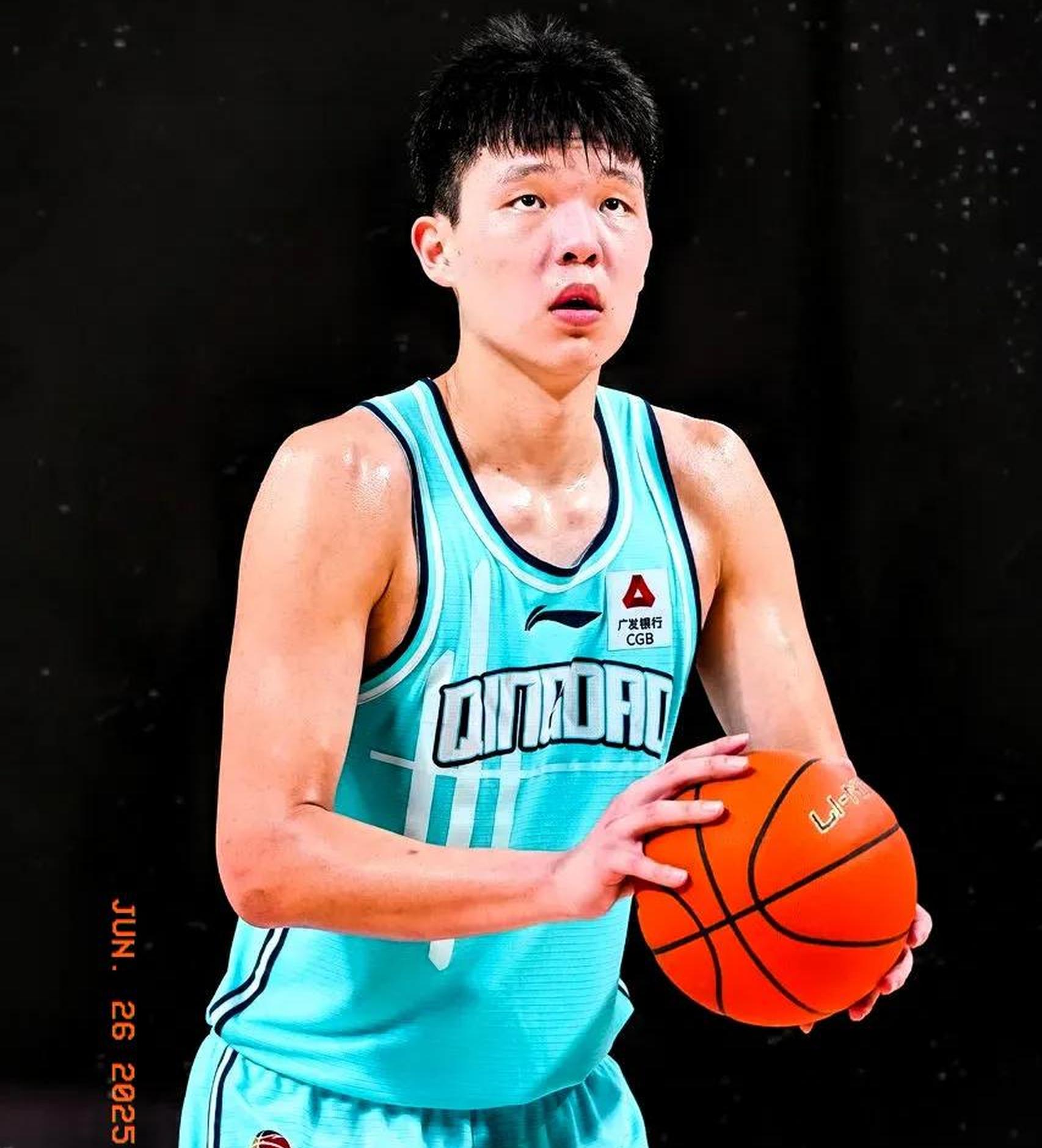 包含杨瀚森NBA新定妆照发布：身披开拓者16号红袍，张开双臂迎接新赛季的词条