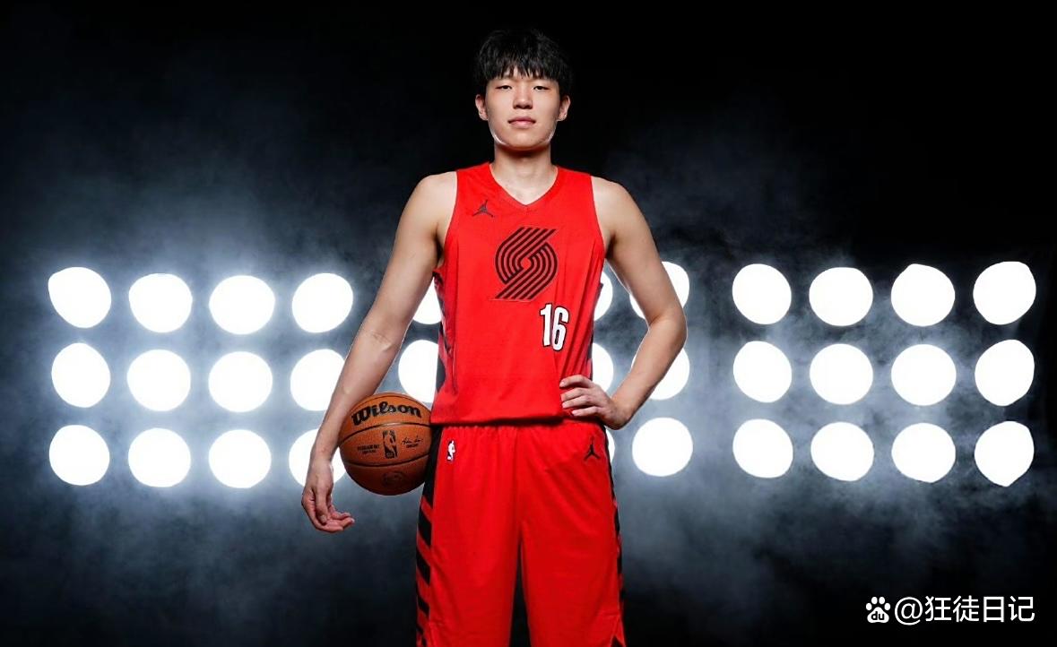 包含杨瀚森NBA新定妆照发布：身披开拓者16号红袍，张开双臂迎接新赛季的词条